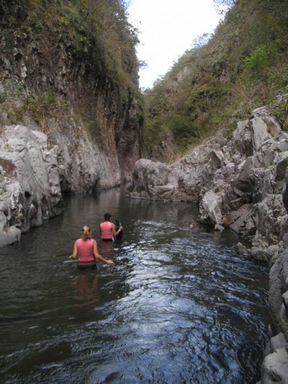 Com o Roibin, nosso guia, no início da travessia do Canyon de Somoto, na Nicarágua, perto da fronteira com Honduras